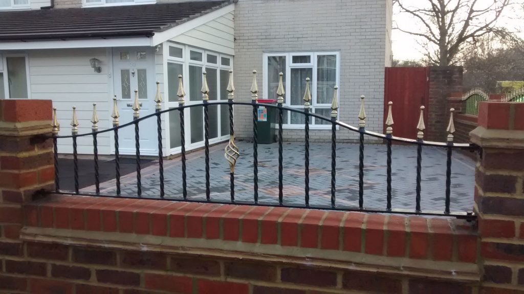 Metal wall railing with arch and flat shoulders